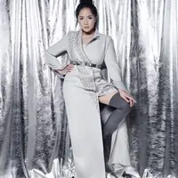 Nagita Slavina selalu tampil menawan di setiap kesempatan. Salah satu item fasihon yang kerap ia pakai adalah kacamata. Ada beberapa kacamata Nagita yang harganya sanggup bikin kita melonggo. (Foto: instagram.com/raffinagita1717)