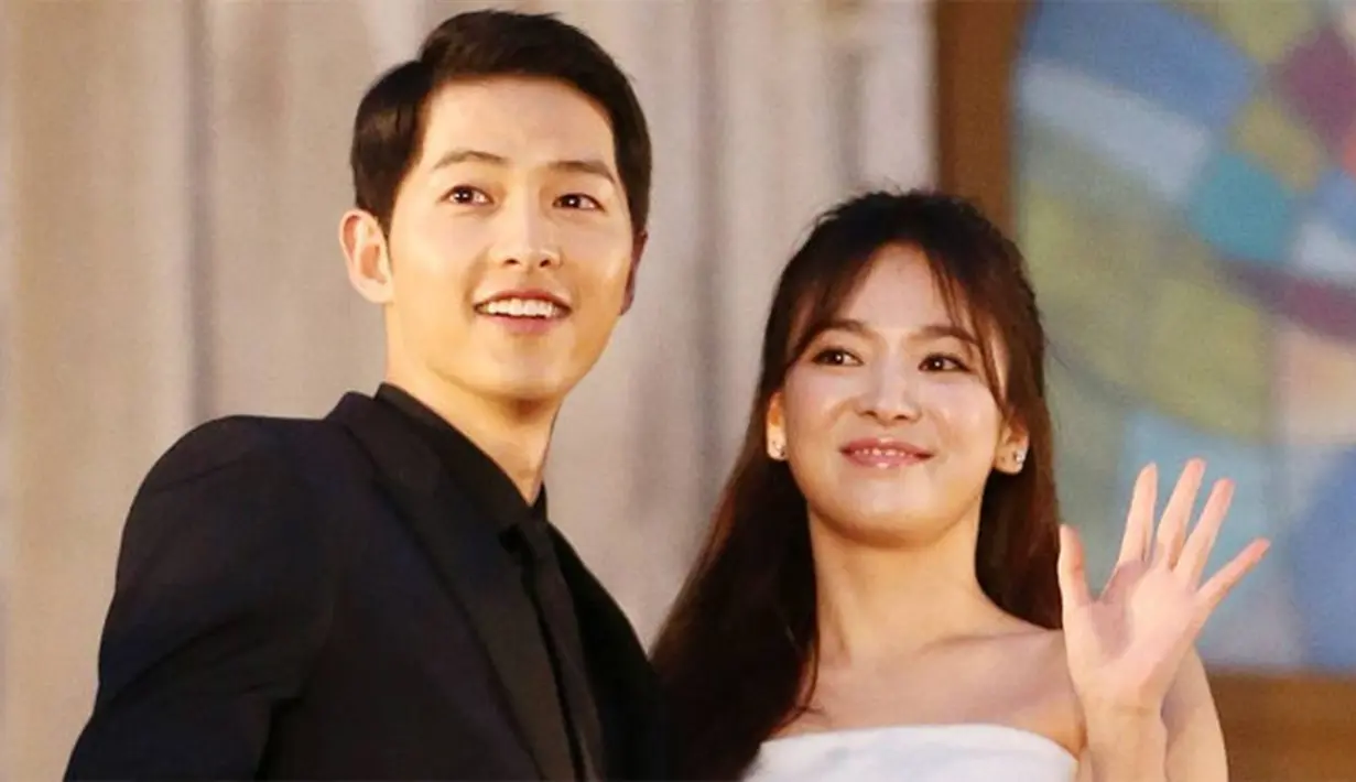 “Turut bahagia dari Indonesia untuk #songsongcouple Song Joong Ki dan Song Hye Kyo untuk rencana nikahnya,” tulis Ridwan Kamil. (doc.Allkpop)
