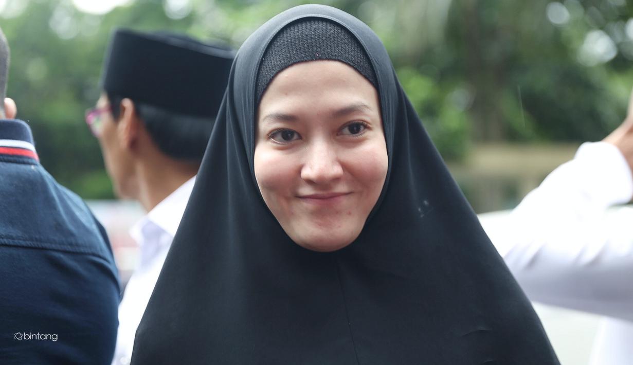 Berhijab 8 Artis Indonesia Ini Rintis Bisnis Baju 