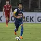 Gelandang Arema FC, Dendi Santoso, menggiring bola saat melawan Persija Jakarta pada laga Liga 1 di SUGBK, Jakarta, Sabtu (31/3/2018). Persija menang 3-1 atas Arema FC. (Bola.com/Vitalis Yogi Trisna)