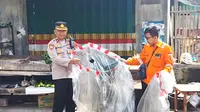 Petugas mengamankan balon udara yang diterbangkan pada Hari Raya Idul Fitri di Jatim. (Dian Kurniawan/Liputan6.com)