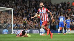 Chelsea. Atletico Madrid pernah menyingkirkan Chelsea dalam babak semifinal Liga Champions 2013/2014. Pada leg pertama di kandang Atletico (22/4/2014) kedua tim bermain imbang 0-0. Sementara di leg kedua (30/4/2014) Chelsea kalah 1-3. Atletico menang agregat 3-1. (AFP/Glyn Kirk)