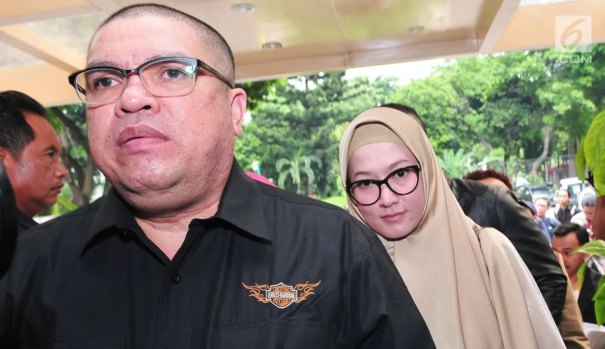 Aktris Lyra Virna didampingi kuasa hukumnya, Razman Arief Nasution, memasuki gedung Ditreskrimsus Polda Metro Jaya, Selasa (10/10). Kedatangan Lyra juga untuk memastikan statusnya yang disebut sudah menjadi tersangka. (Liputan6.com/Helmi Afandi)
