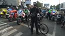 Elanto Wijoyono memalangkan sepedanya saat lampu lalu lintas menyala merah di Yogyakarta, Sabtu (15/8/2015). Elanto dan Andika mengaku merasa resah melihat berbagai pelanggaran lalu lintas yang dilakukan pengendara motor gede.  (foto: Suryo Wibowo)