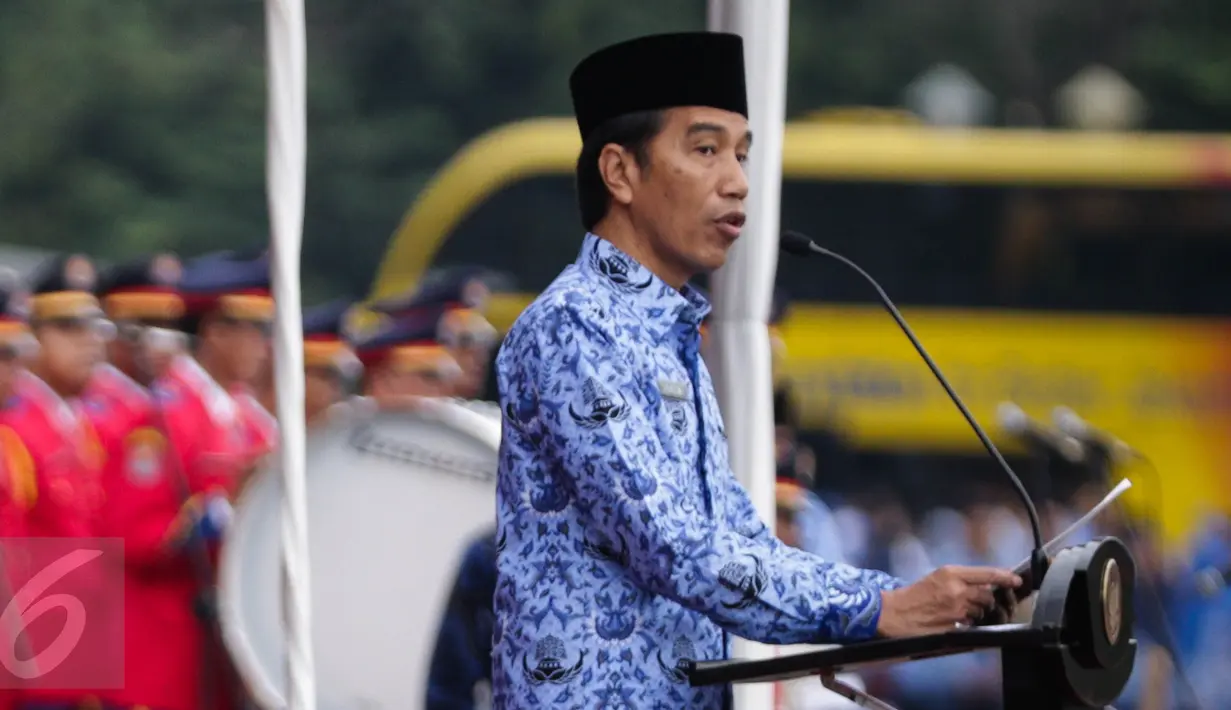 Presiden Joko Widodo (Jokowi) menyampaikan pidato pada upacara peringatan HUT ke-45 Korps Pegawai Republik Indonesia (Korpri) di Silang Monas, Jakarta, Selasa (29/11). Acara dihadiri ribuan PNS lintas instansi berpakaian adat. (Liputan6.com/Faizal Fanani)