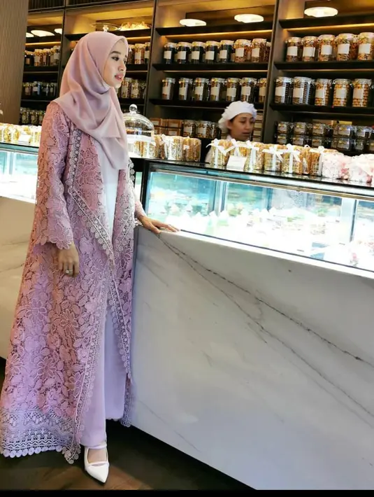 <p>Dress berbahan brukat sangat cocok untuk dijadikan outerwear, lho.&nbsp;(instagram/laudyacynthiabella)</p>