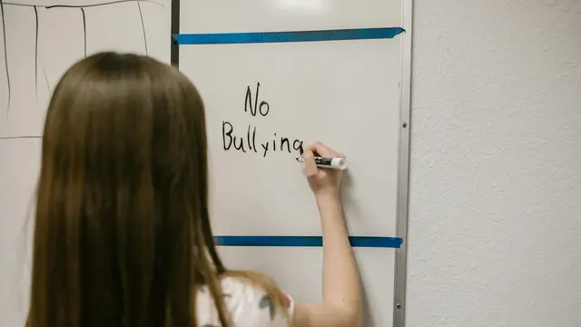 Ini Cara Orang Tua Mendampingi Anak Menghadapi Bullying di Sekolah dengan Bijak