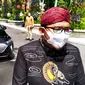 Bupati Sumenep Ahmad Fauzi dengan mobil listrik yang menjadi kendaraan dinas. (Dian Kurniawan/Liputan6.com).