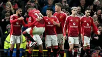 Gelandang Brasil Manchester United Casemiro memeluk gelandang Manchester United asal Portugal Bruno Fernandes setelah ia mencetak gol pertama tim selama pertandingan sepak bola Liga Primer Inggris antara Manchester United dan Chelsea di Old Trafford di Manchester, Inggris barat laut, pada 3 November 2024.Paul ELLIS / AFP
