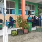 Para siswi SMPN 29 Makassar tampak mengenakan jilbab saat beraktifitas di sekolah (Liputan6.com/ Eka Hakim)
