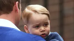 Wajah Pangeran George terlihat begitu menggemaskan saat diajak sang ayah, Pangeran William, untuk menjenguk adiknya di RS St Mary, London, Sabtu (2/5/2015). George pertamakalinya diajak bertemu adik kecilnya yang baru lahir. (REUTERS/Suzanne Plunkett)