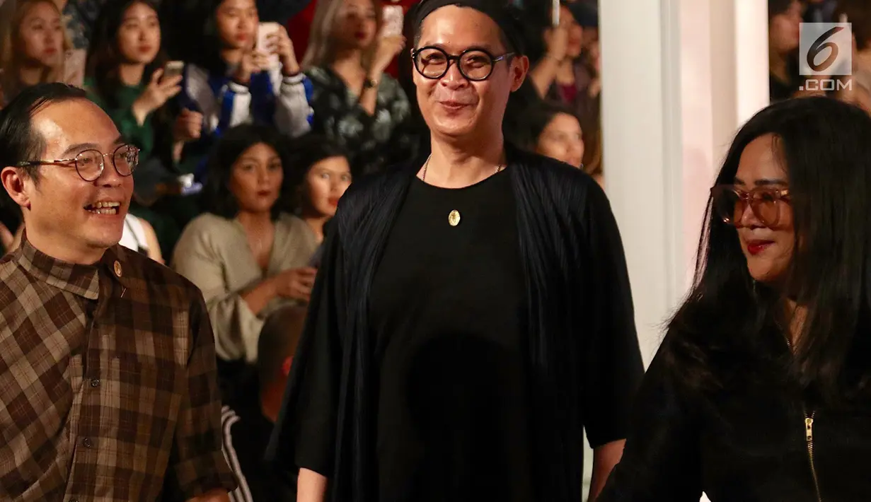 Perancang busana Tri Handoko, Priyo Oktaviano, dan Mel Ahyar dalam acara Senayan City Fashion Nation 12th Edition di Jakarta, Rabu (11/4).  (Liputan6.com/Immanuel Antonius)