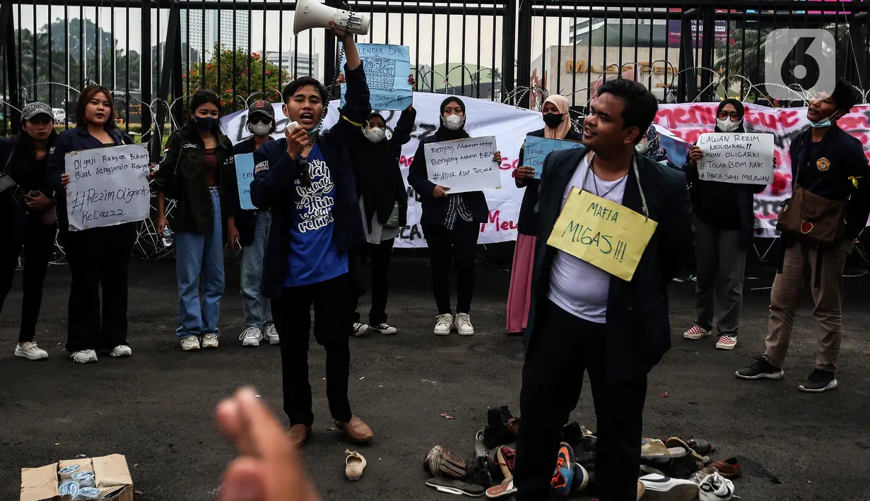 Mahasiswa melakukan aksi teatrikal sambil menyampaikan orasi di depan Gedung DPR/MPR RI, Jakarta Pusat, Jumat (9/9/2022). Demo tersebut untuk menolak kebijakan pemerintah menaikkan harga BBM. (Liputan6.com/Johan Tallo)