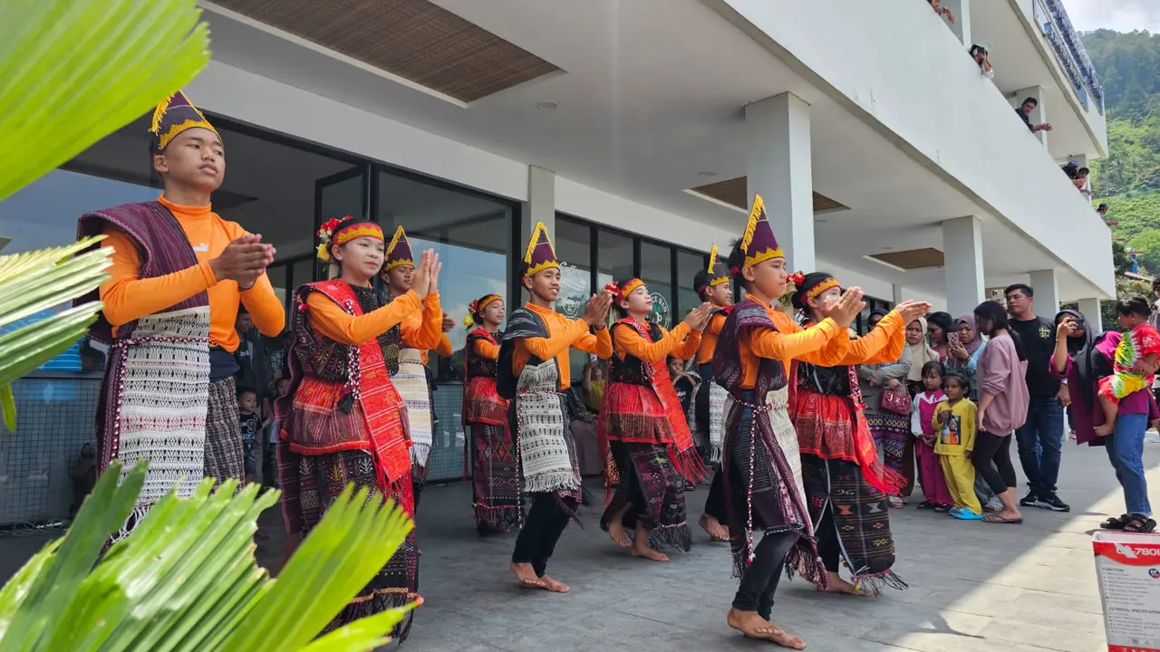 Sejumlah anak remaja Sekolah Menengah Pertama (SMP) menghibur pengunjung di pelabuhan Tigaras