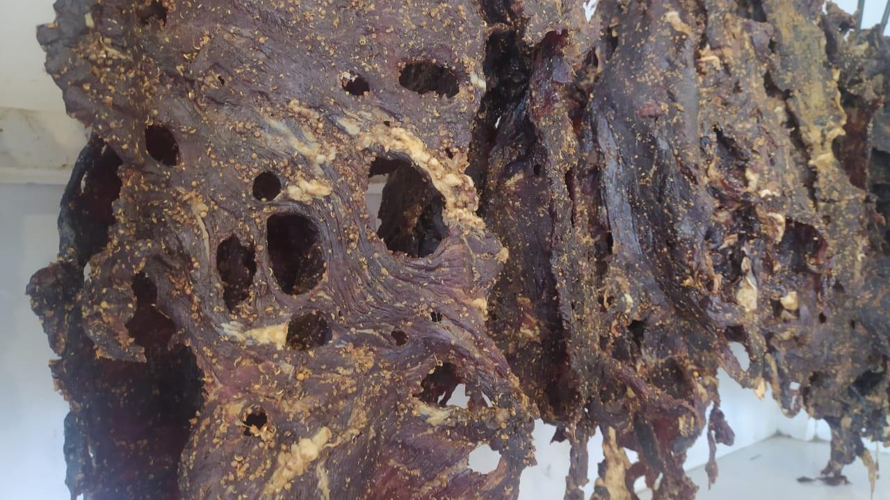 Meskipun menggunakan bahan alam serta pengolahan yang tidak banyak berubah sejak lama, kualitas serta citarasa dendeng Mak Nio Garut yang satu ini, tetap terjaga.