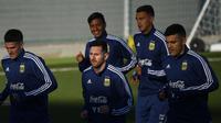 Gelandang Argentina, Lionel Messi, berlari ringan saat latihan di Valdebebas, Madrid, Senin (18/3). Latihan ini merupakan persiapan jelang laga persahabatan melawan Venezuela. (AFP/Gabriel Bouys)