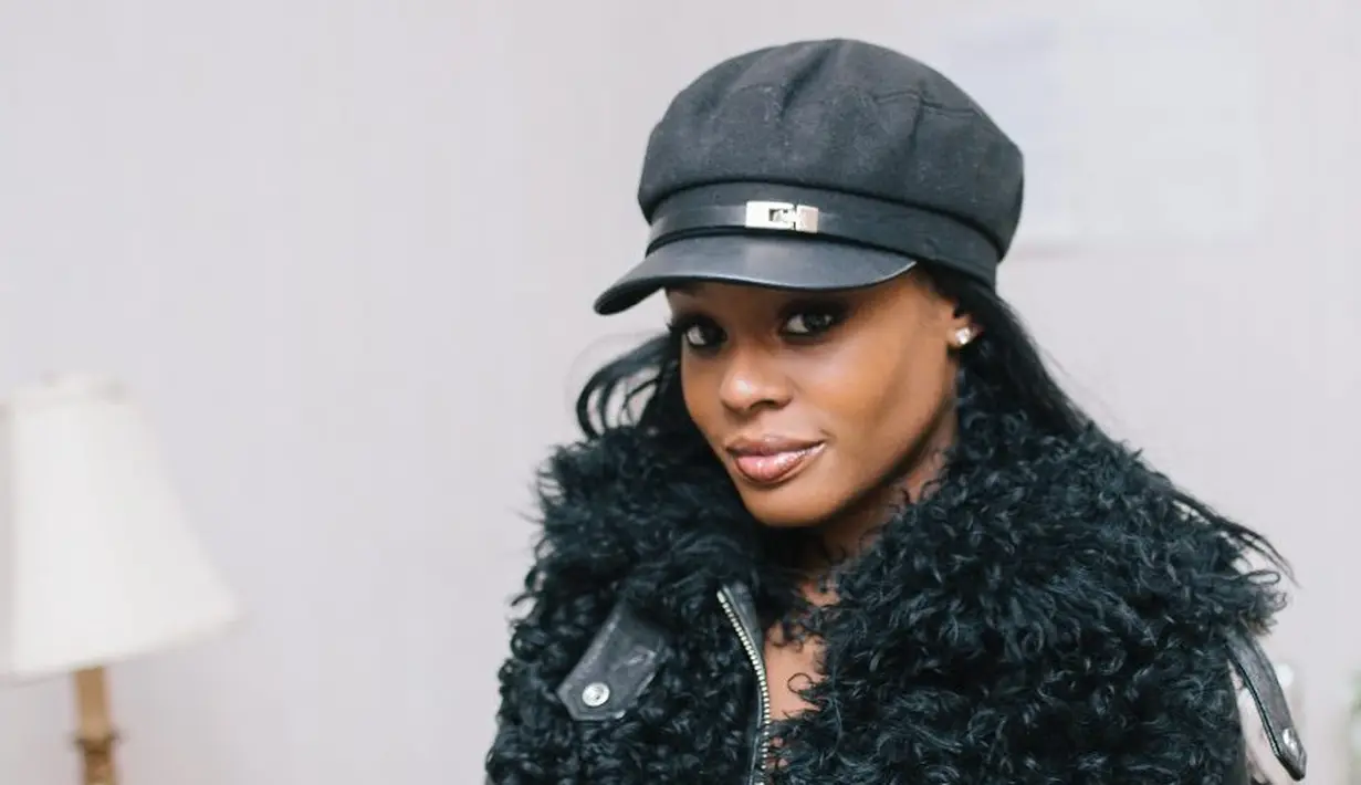 Dilansir dari Ranker, Azaelia Banks dilaporkan sering diusir dari bar, pesta, bahkan pesawat karena tak bisa mengedalikan emosi. (instagram/azealiabanks)