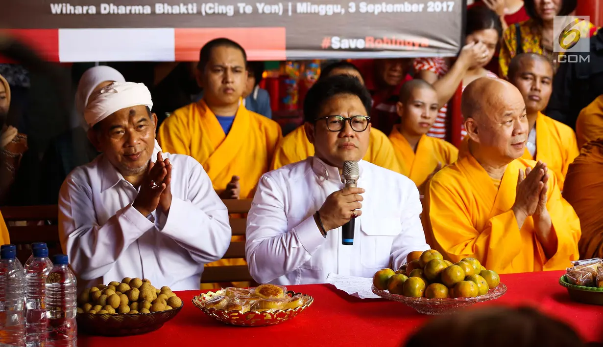 Anggota Dewan Syuro PKB Abdul Ghofur dan Ketum PKB Muhaimin Iskandar bersama dengan para biksu dan Solidaritas Umat Buddha usai berdialog di Wihara Dharma Bhakti (Cing Te Yen) Petak Sembilan Glodok, Jakarta, Minggu (3/9). (Liputan6.com/Angga Yuniar)