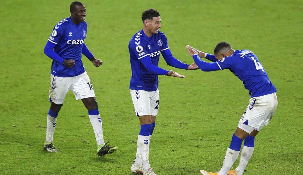 Para pemain Everton merayakan kemenangan atas Sheffield United pada laga Liga Inggris di Stadion Bramall Lane, Sabtu (26/12/2020). Everton menang dengan skor 1-0. (George Wood/Pool via AP)