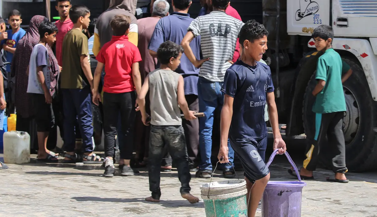 Kondisi tersebut menyebabkan warga di Jalur Gaza, Palestina, menghadapi krisis yang semakin meningkat dalam upaya mengakses air bersih. (Eyad BABA/AFP)