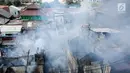 Sejumlah pemukiman padat penduduk yang terdampak kebakaran di kawasan Manggarai, Jakarta, Rabu (10/7/2019). Belum diketahui pasti penyebab api membakar pemukiman warga tersebut. (Kapanlagi.com/Budy Santoso)