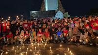Doa bersama dan aksi menyalakan seribu lilin oleh suporter di Makassar untuk korban tragedi Kanjuruhan, Minggu (2/10/2022) malam. (Bola.com/Nandang Permana)