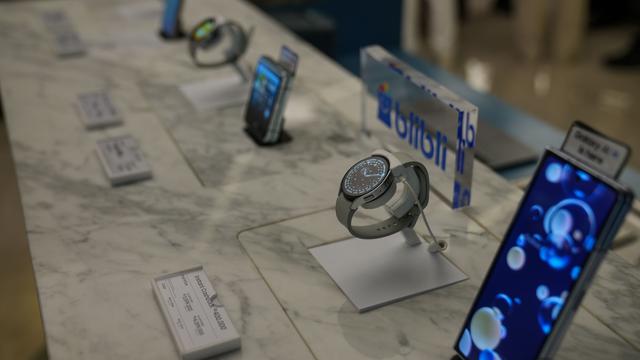Deretan smartphone dan aksesoris serta perangkat wearable Samsung yang tersedia di Samsung Experience Store Pondok Indah Golf