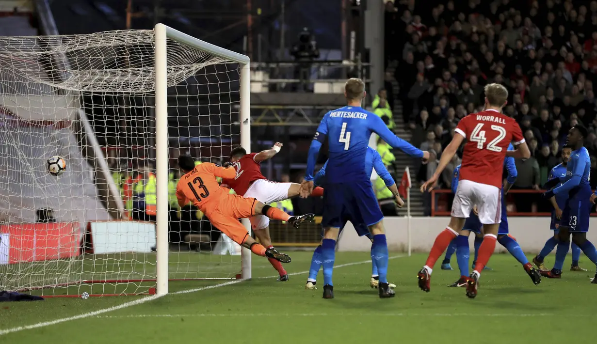 Bek Nottingham Forest, Eric Lichaj, mencetak gol ke gawang Arsenal pada laga Piala FA di Stadion City Ground, Minggu (7/1/2018). Arsenal takluk 2-4 dari Nottingham Forest. (AP/Mike Egerton)