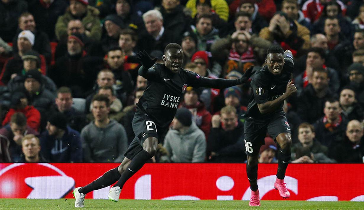 Pemain Midtjylland, Pione Sisto, merayakan gol yang dicetaknya ke gawang Manchester United. Pada laga itu MU sempat tertinggal 0-1 pada menit ke-27. (Reuters/Jason Cairnduff) 