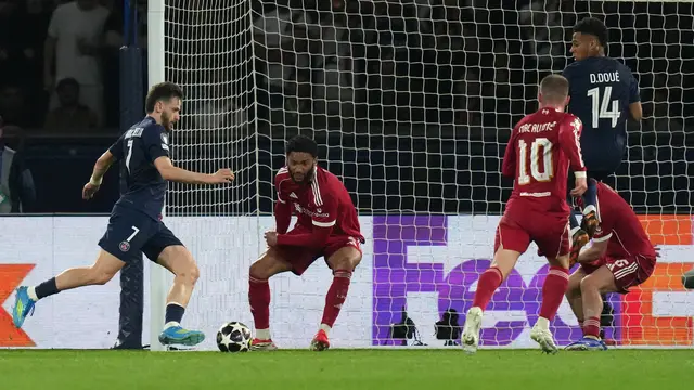 Pemain PSG Khvicha Kvaratskhelia (kiri) pada laga PSG vs Liverpool
