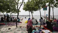 Sejumlah keluarga berkumpul menghabiskan waktu dikawasan pantai Ancol, Jakarta, Jumat (14/4). Warga Jakarta dan sekitarnya memanfaatkan liburan panjang untuk rekreasi bersama keluarga di Ancol. (Liputan6.com/Faizal Fanani)