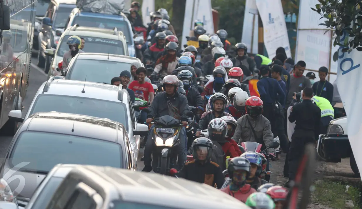 Kendaraan terjebak kemacetan di jalur lingkar Nagreg, Jawa Barat, Sabtu (2/7). Meningkatnya volume kendaraan dari Jakarta dan sekitar menjadi penyebab kemacetan di jalur yang rutin dilintasi pemudik tersebut setiap tahun. (Liputan6.com/Immanuel Antonius)