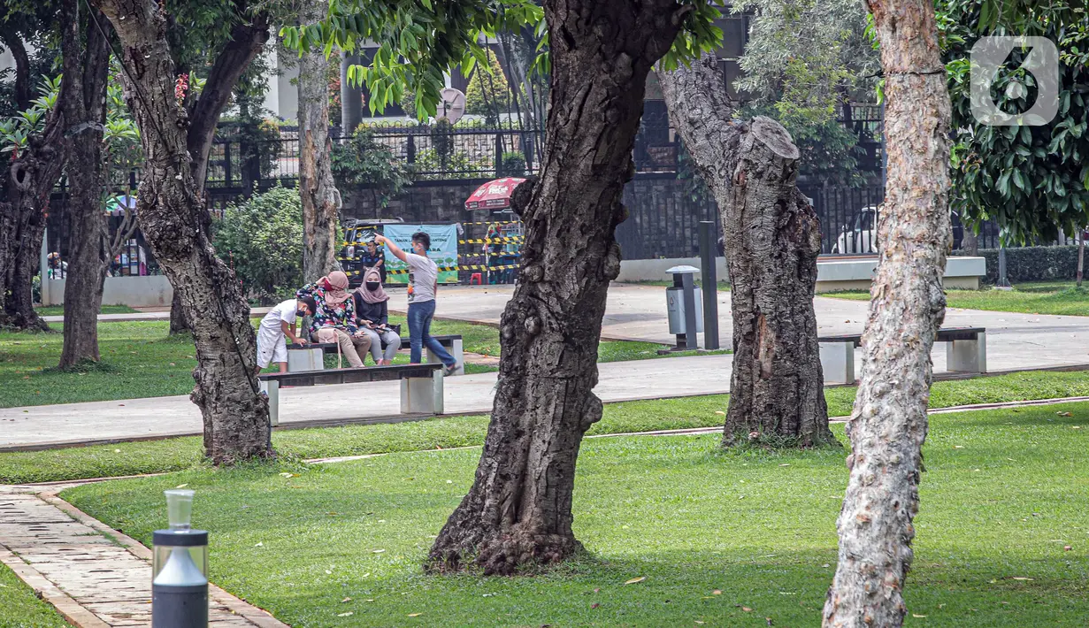 Suasana Taman Lapangan Banteng di Jakarta, Minggu (18/10/2020). Taman Lapangan Banteng dibuka pukul 06.00 sampai 17.00, khusus bagi masyarakat yang akan berolahraga. (Liputan6.com/Faizal Fanani)