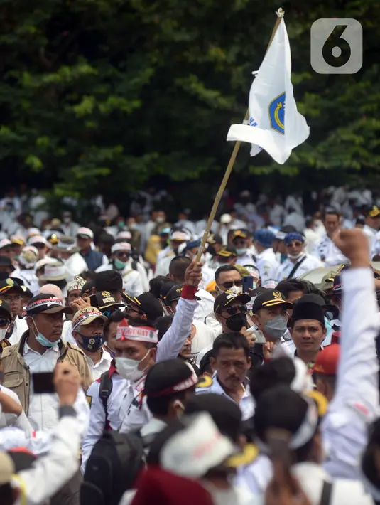 Massa Asosiasi Pemerintah Desa Seluruh Indonesia (Apdesi) melakukan unjuk rasa di kawasan Silang Monas, Jakarta, Kamis (16/12/2021). Apdesi menuntut Presiden Joko Widodo merevisi Perpres Nomor 104 Tahun 2021 tentang Rincian APBN 2022. (merdeka.com/Imam Buhori)