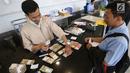 Karyawan memeriksa uang kertas rupiah yang rusak di tempat penukaran uang rusak di Gedung Bank Indonessia, Jakarta (4/4). Bank Indonesia memfasilitasi masyarakat untuk menukarkan uang rupiah yang rusak secara gratis. (Merdeka.com/Arie Basuki)