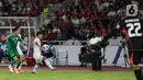 Jelang akhir babak pertama, timnas Indonesia terus menggempur barisan pertahanan Arab Saudi. (Liputan6.com/Herman Zakharia)