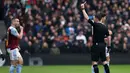 Wasit Chris Kavanagh memberi kartu merah langsung kepada kapten tim Aston Villa, John McGinn akibat pelanggaran keras terhadap bek Tottenham Hotspur, Destiny Udogie pada laga pekan ke-28 Premier League 2023/2024 di Villa Park, Birmingham, Minggu (10/3/2024). (AFP/Darren Staples)
