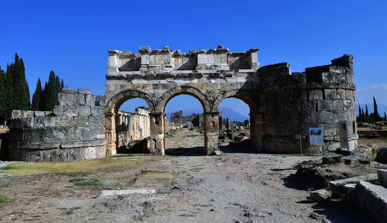 Reruntuhan kota kuno Hierapolis di Denizli, Turki, 6 Agustus 2020. Reruntuhan Hierapolis telah terdaftar sebagai Situs Warisan Dunia UNESCO. (Xinhua/Mustafa Kaya)