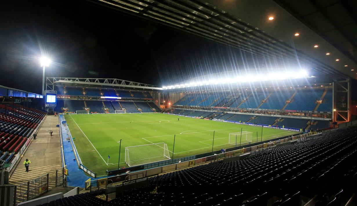 <p>Sebelum membuat terobosan membuka stadion mereka untuk tempat salat Idulfitri, Blackburn juga rutin menggelar buka puasa dan membagi bingkisan selama Ramadan. (AFP/Andrew Yates)</p>
