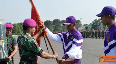 Citizen6, Surabaya: Komandan Pasmar-1 Brigadir Jenderal TNI (Mar) Tommy Basari Natanegara meresmikan dan melepas Kontingen Marwiltim pada upacara resmi Pelepasan atlet yang akan berlaga dalam event Porwiltim 2012, Senin (4/6). (Pengirim: Budi Abdillah)