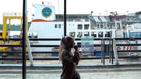 Pemudik berjalan menuju kapal di Pelabuhan Dermaga Eksekutif Merak, Kota Cilegon, Banten, Selasa (18/4/2023).  PT ASDP Indonesia Ferry memperkirakan puncak arus mudik Pelabuhan Merak akan terjadi pada H-3 serta arus balik pada H+7 Lebaran 2023. (Liputan6.com/Faizal Fanani)