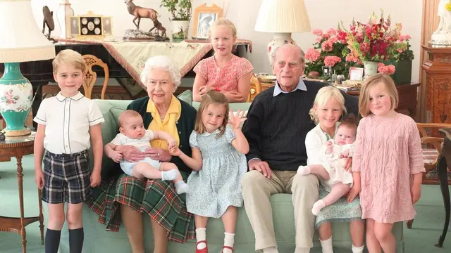 Potret Kenangan Pangeran Philip dan Ratu Elizabeth II Bersama 7 Cicitnya