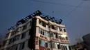 Kondisi Hotel Arpit Palace setelah kebakaran yang terjadi dini hari di Distrik Karol Bagh, New Delhi, Selasa (12/2). Pasukan pemadam kebakaran berhasil menyelamatkan 35 orang dari bangunan berlantai lima itu. (AP Photo/Manish Swarup)