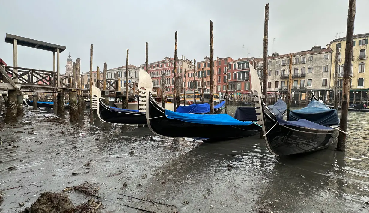 Gondola berlabuh di sepanjang kanal saat air surut di Venesia, Italia, 18 Februari 2023. Keringnya sejumlah kanal sekunder Venesia membuat gondola, taksi air, dan ambulans tidak dapat menavigasi beberapa kanal terkenalnya. (AP Photo/Luigi Costantini)