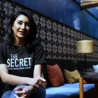 "Saya menggemuk, sedih. Krisis bodi. Makan mulu saya, naik 6 kilo, nikah 54 sekarang 61," kata Tyas Mirasih di kawasan Kemang, Jakarta Selatan, Jumat (2/3/2018). (Nurwahyunan/Bintang.com)