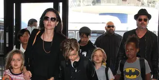 Angelina Jolie terlihat bahagia dan sehat saat berlibur merayakan tahun baru bersamabuah hatinya. Tanpa kehadiran Brad Pitt, Jolie dan anak-anaknya sedang bermain ski di kawasan Colorado. (doc.mirror.co.uk)