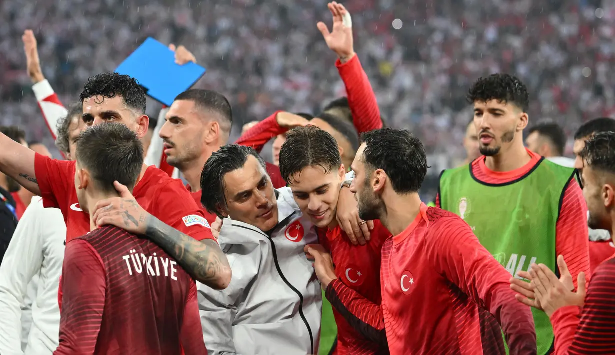 Turki menang 3-1 atas Georgia dalam laga di Signal Iduna Park, Dortmund, Selasa, 18 Juni 2024. Hari itu, Montella sedang merayakan ulang tahun ke-50. (AFP/Alberto Pizzoli)