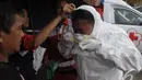 Tim menggunakan masker guna membawa jenazah korban kecelakaan pesawat QZ8501 yang tiba dari KRI Banda Aceh untuk dipindahkan ke RS Sultan Imanuddin di Lanud Iskandar Pangkalan Bun, Kalteng, Rabu (7/1/2015). (Liputan6.com/Andrian M Tunay)