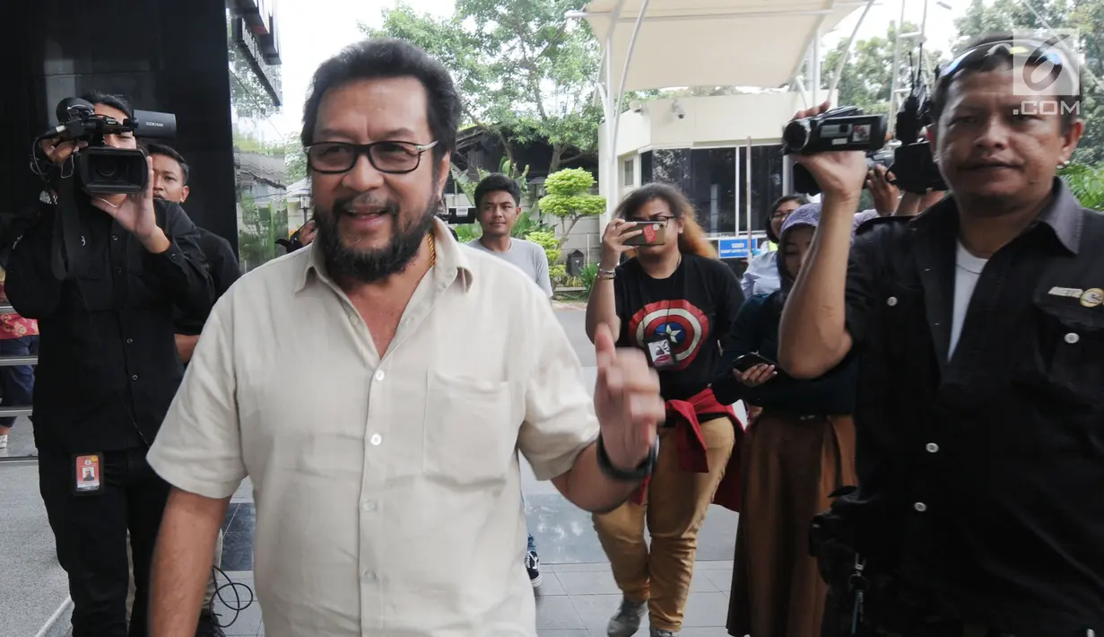 Politikus Partai Golkar Yorrys Raweyai tiba di gedung KPK, Jakarta, Senin (14/5).  Yorrys diperiksa sebagai saksi kasus dugaan suap pengadaan satelit monitoring atau pengawasan di Bakamla anggaran tahun 2016 APBN-P. (Merdeka.com/Dwi Narwoko)
