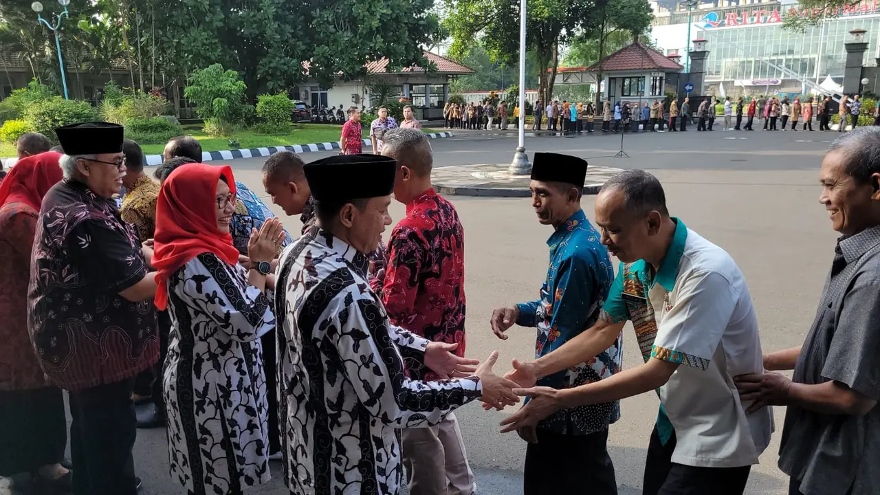 Apel pagi dan salam-salaman pada hari pertama kerja di lingkungan Pemkab Banyumas. (Foto: Liputan6.com/Humas Setkab Banyumas)